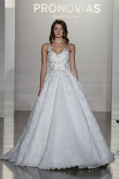 30 legelbűvölőbb menyasszonyi ruha a divathetekről -  -  - esküvő, esküvői ruha, menyasszonyi ruha, tavasz/nyár 2017, 