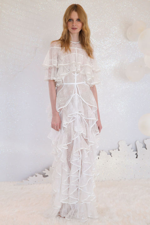 30 legelbűvölőbb menyasszonyi ruha a divathetekről -  -  - esküvő, esküvői ruha, menyasszonyi ruha, tavasz/nyár 2017, 