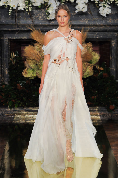 30 legelbűvölőbb menyasszonyi ruha a divathetekről -  -  - esküvő, esküvői ruha, menyasszonyi ruha, tavasz/nyár 2017, 