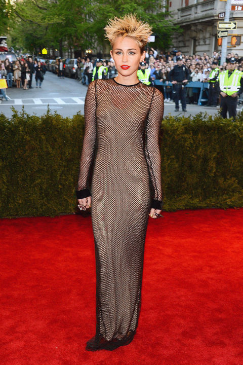 Egy ígéretes tinisztár tündöklése és tündöklése - Isten éltessen, Miley Cyrus -  -  - miley cyrus, stílus, 