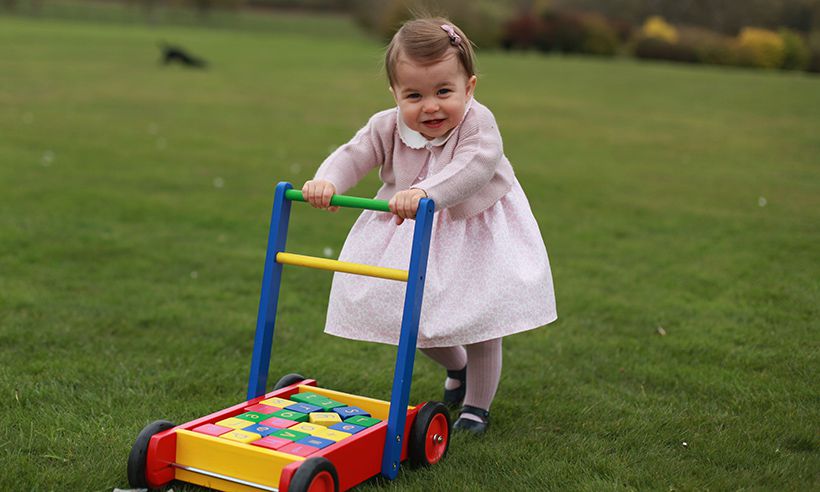 10 tündéri fotó a ma két éves Charlotte hercegnőről -  -  - Charlotte hercegnő, Nagy-Britannia, születésnap, William és Kate, 