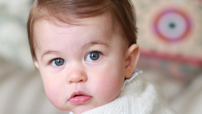 10 tündéri fotó a ma két éves Charlotte hercegnőről -  -  - Charlotte hercegnő, Nagy-Britannia, születésnap, William és Kate, 