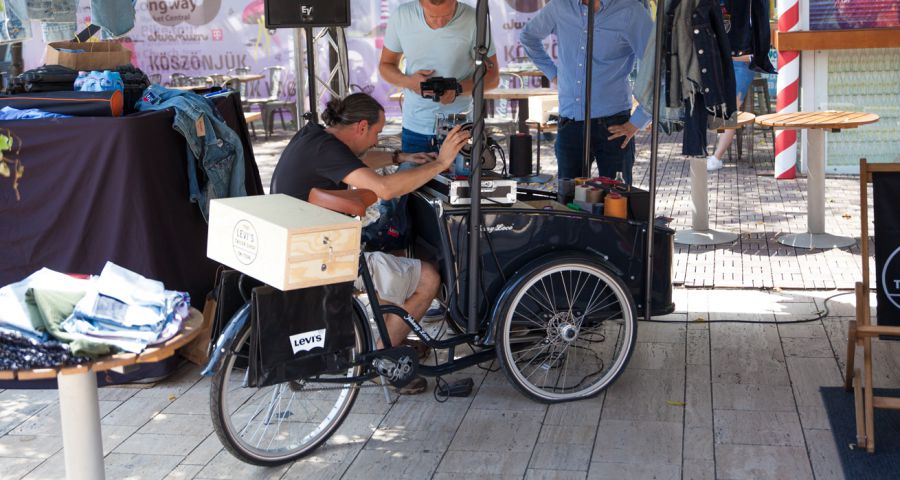 Egyedi farmerdzsekik készülnek a Levi's Tailor Bike standjánál - ÉN - Divathírek - levi's dzseki, levi%27s, levis farmer, tailor bike, 