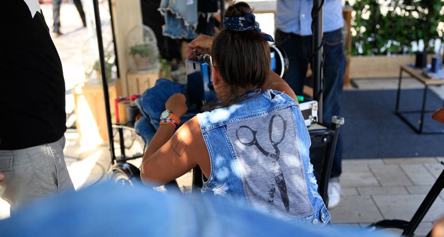 Egyedi farmerdzsekik készülnek a Levi's Tailor Bike standjánál - ÉN - Divathírek - levi's dzseki, levi%27s, levis farmer, tailor bike, 