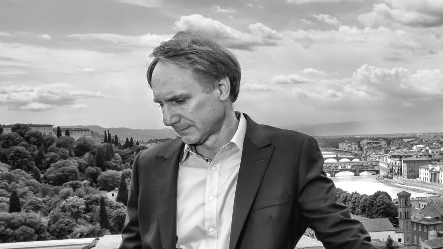„A múltunk döntései a jelenünk építőkövei.” – Bölcsességek Dan Brown-tól -  -  - dan brown, idézetek, kultúra, 