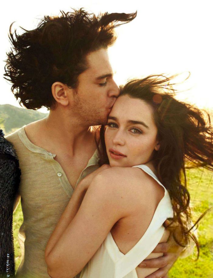 Jon Snow és Daenerys a valóságban - elbűvölő fotósorozat Kit Harington-ról és Emilia Clarke-ról -  -  - daenerys targaryen, fotók, jon snow, rolling stone, sorozat, szerelem, színészek, trónok harca, 