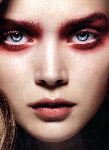 Smink tipp: füstös szemek egy kis pirossal fűszerezve -  -  - füstös, ősz, piros, smink, tél, tipp, trend, vörös, 