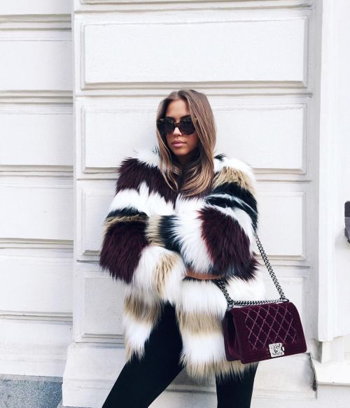 Stílusiskola: így viseld a tél kedvencét, a színes műszőrmét -  -  - divat, karácsony, műszőrme, stílus, színek, színes műszőrme, tél, 