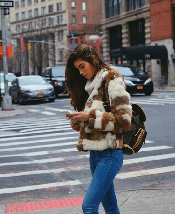 Stílusiskola: így viseld a tél kedvencét, a színes műszőrmét -  -  - divat, karácsony, műszőrme, stílus, színek, színes műszőrme, tél, 