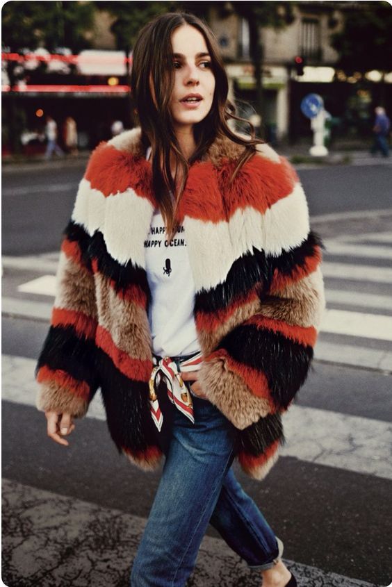 Stílusiskola: így viseld a tél kedvencét, a színes műszőrmét -  -  - divat, karácsony, műszőrme, stílus, színek, színes műszőrme, tél, 
