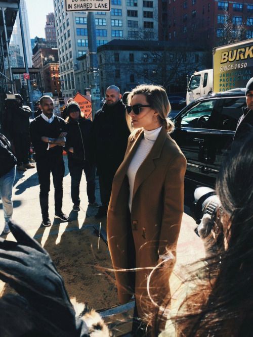 Stílusiskola: outfit ötletek Margot Robbie-tól -  -  - divat, filmek, margot robbie, outfit, ötletek, stílus, színésznő, 