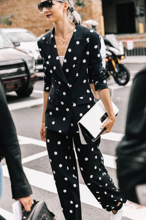 Stílusiskola: így viselj pöttyös ruhadarabokat tavasszal -  -  - divat, fehér, fekete, ötletek, pöttyök, stílus, tavasz, 