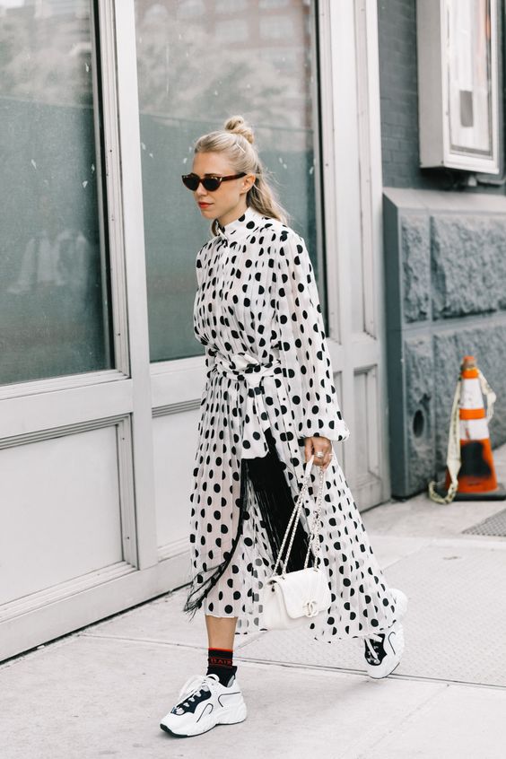Stílusiskola: így viselj pöttyös ruhadarabokat tavasszal -  -  - divat, fehér, fekete, ötletek, pöttyök, stílus, tavasz, 