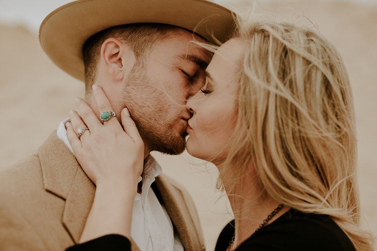 Szerelem vagy kapaszkodás -  -  - csalódás, függés, játszmák, kapaszkodás, szerelem, 