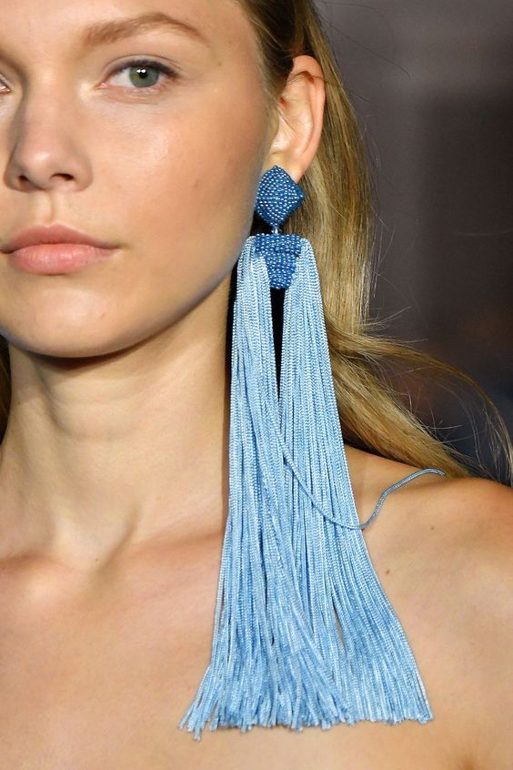 Stílusiskola: viselj feltűnő fülbevalókat idén tavasszal -  -  - divat, ékszerek, fülbevaló, kiegészítők, tavasz, 