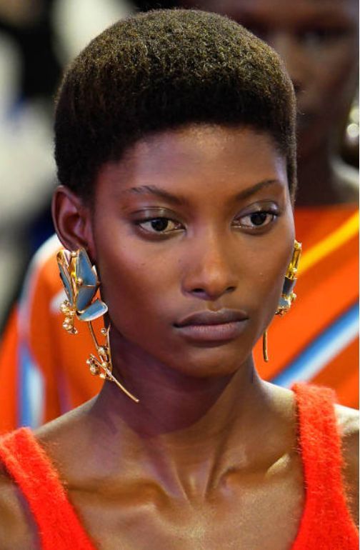 Stílusiskola: viselj feltűnő fülbevalókat idén tavasszal -  -  - divat, ékszerek, fülbevaló, kiegészítők, tavasz, 