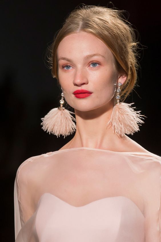 Stílusiskola: viselj feltűnő fülbevalókat idén tavasszal -  -  - divat, ékszerek, fülbevaló, kiegészítők, tavasz, 