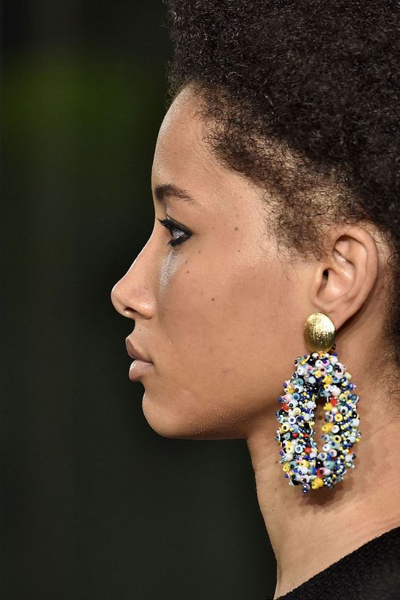 Stílusiskola: viselj feltűnő fülbevalókat idén tavasszal -  -  - divat, ékszerek, fülbevaló, kiegészítők, tavasz, 