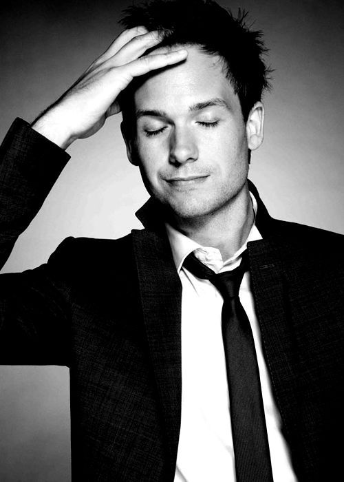 10 szexi fotó a kedvenc ügyvédünket megformáló Patrick J. Adams-ről -  -  - galéria, képek, patrick j adams, suits, szexi, színész, troian bellisario, 