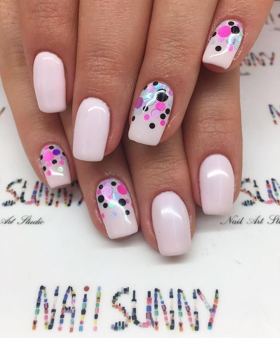 Top10: manikűr ötletek, melyeket mindenképpen ki kell próbálnod idén nyáron -  -  - konfetti, manikűr, pasztell, pasztell szín, színes, 