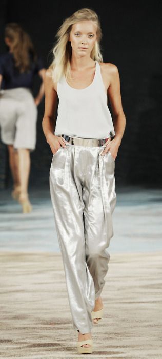 Stílusiskola: így viseld nyáron a ragyogó ezüst színt -  -  - árnyalat, divat, ezüst, nyár, outfit, stílus, szín, 