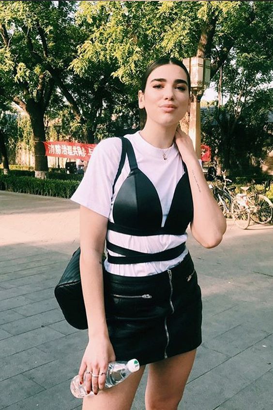 Stílusiskola: a legjobb outfit ötletek a születésnapos Dua Lipa-tól -  -  - divat, dua lipa, outfit, stílus, 