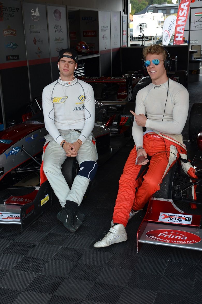 Három futamra a bajnoki címtől! - Kikapcsoló - STYLENEWS - autóverseny, formula renault kupa, gender, gender racing, verseny, 