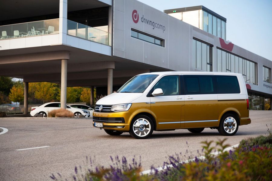 Hihetetlen, de igaz, egy autós utazás is lehet kényelmes! - Kipróbáltuk a Volkswagen Multivan Bulli-t - Autó & Motor - MOBILITY - autó, bulli, teszt, volkswagen, volkswagen bulli, 
