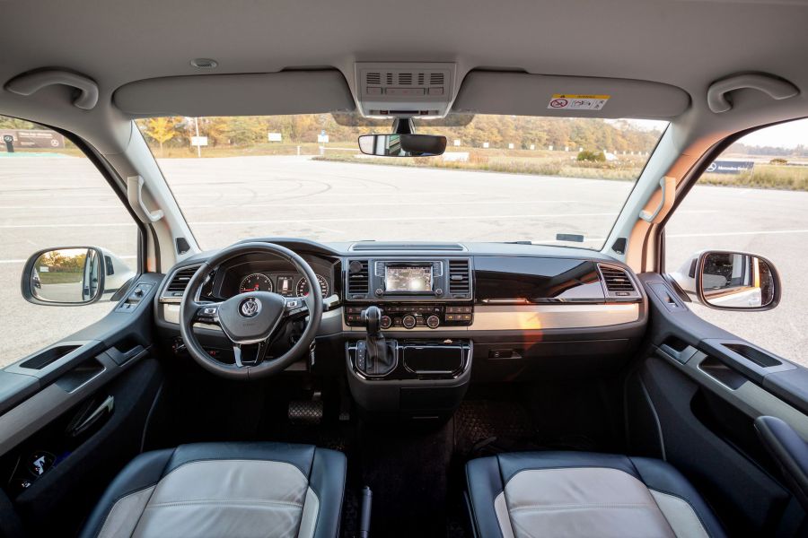 Hihetetlen, de igaz, egy autós utazás is lehet kényelmes! - Kipróbáltuk a Volkswagen Multivan Bulli-t - Autó & Motor - MOBILITY - autó, bulli, teszt, volkswagen, volkswagen bulli, 