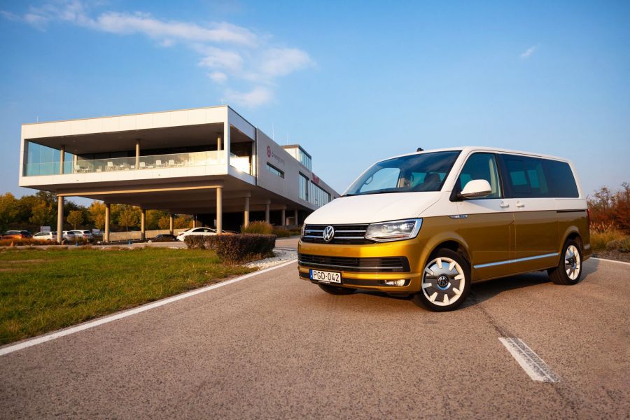 Hihetetlen, de igaz, egy autós utazás is lehet kényelmes! - Kipróbáltuk a Volkswagen Multivan Bulli-t - Autó & Motor - MOBILITY - autó, bulli, teszt, volkswagen, volkswagen bulli, 