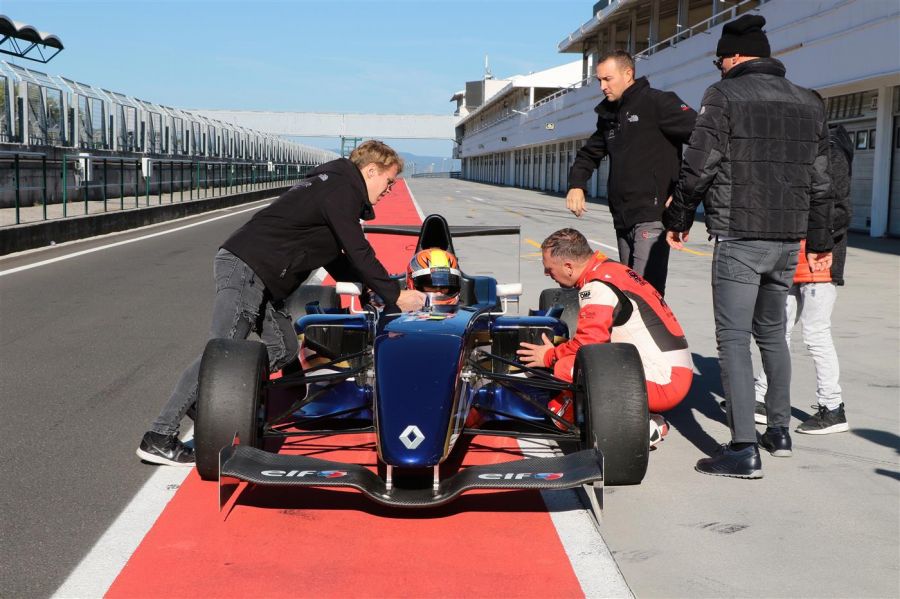 Juniorok Formában - Autó & Motor - MOBILITY - gender, gender racing team, 