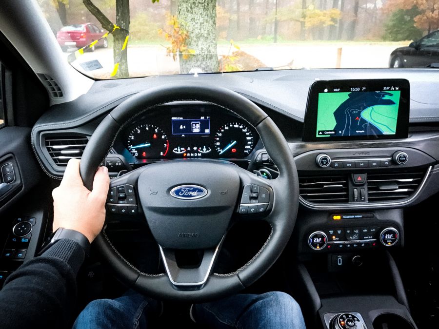 Pályán és szerpentinen egyaránt gyerekjáték a vezetés - Kipróbáltuk az új Ford Focus-t - Autó & Motor - MOBILITY - autó, ford, ford focus, teszt, tesztvezetés, 