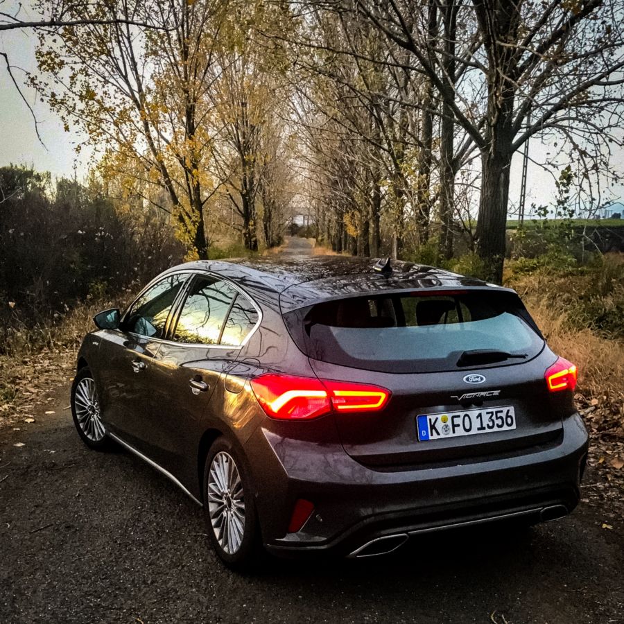 Pályán és szerpentinen egyaránt gyerekjáték a vezetés - Kipróbáltuk az új Ford Focus-t - Autó & Motor - MOBILITY - autó, ford, ford focus, teszt, tesztvezetés, 