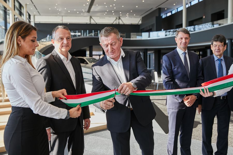 Megnyílt a világ egyik legmodernebb Mercedes-Benz márkakereskedése Budaörsön - Autó & Motor - MOBILITY - autó, budaörs, hovány, mercedes, mercedes-benz,