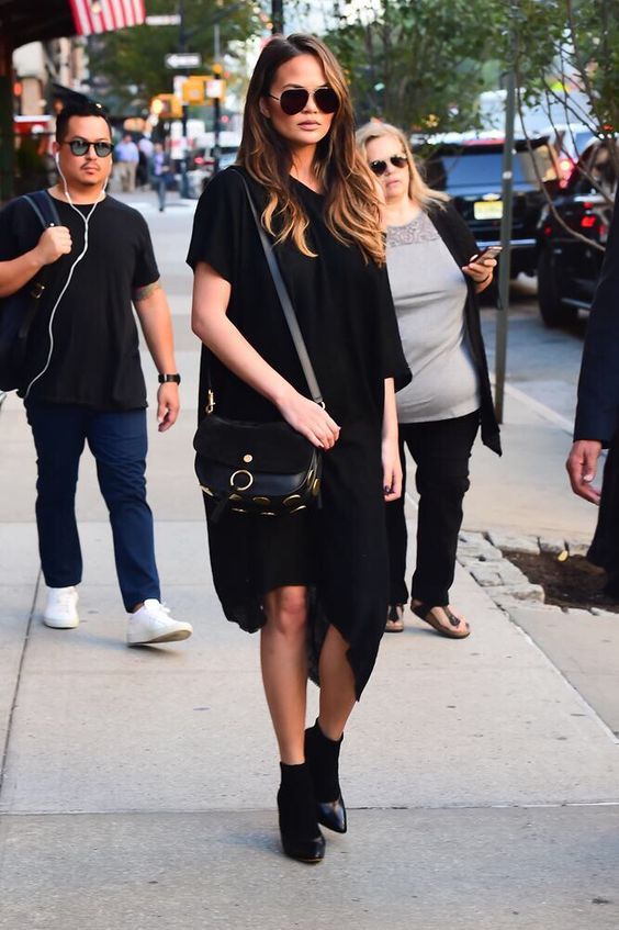 Stílusiskola: outfit ötletek Chrissy Teigen-től -  -  - chrissy teigen, divat, outfit, stílus, 