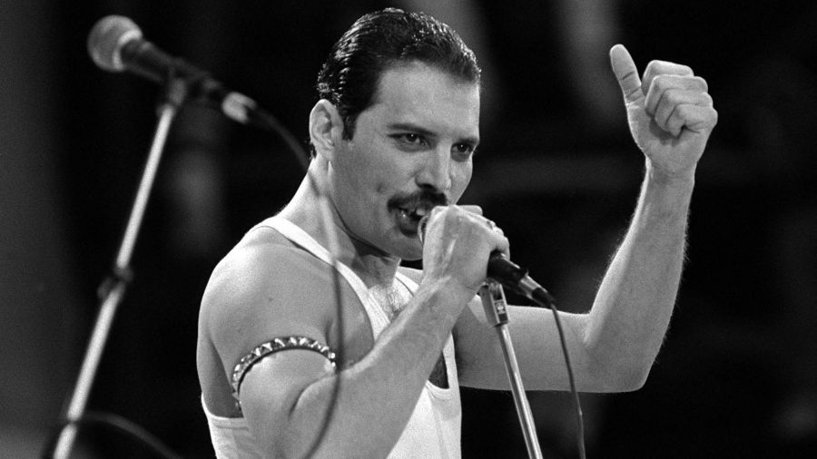 'Sok ezren szeretnek engem, mégis a világ legmagányosabb emberének érzem magam.' - Idézetek Freddie Mercury-tól -  -  - freddie mercury, idézetek, queen, 