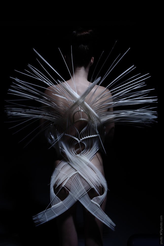 Sumi Tra My Nguyen, a formabontó divattervező - Divathírek -  - divattervező, kiállítás, Por-hüvely, Sumi Tra My Nguyen, 