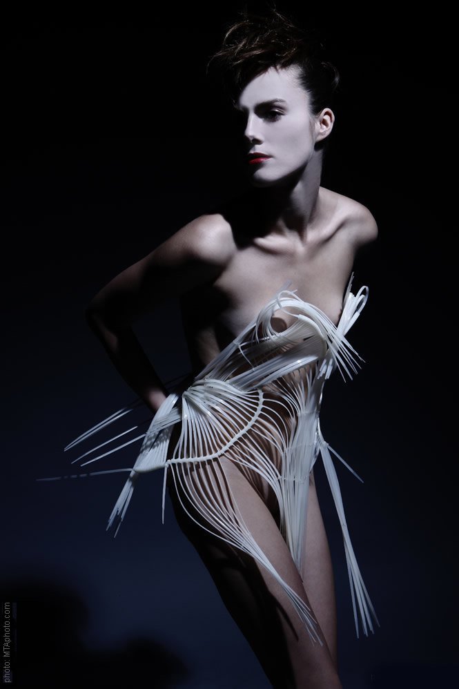 Sumi Tra My Nguyen, a formabontó divattervező - Divathírek -  - divattervező, kiállítás, Por-hüvely, Sumi Tra My Nguyen, 