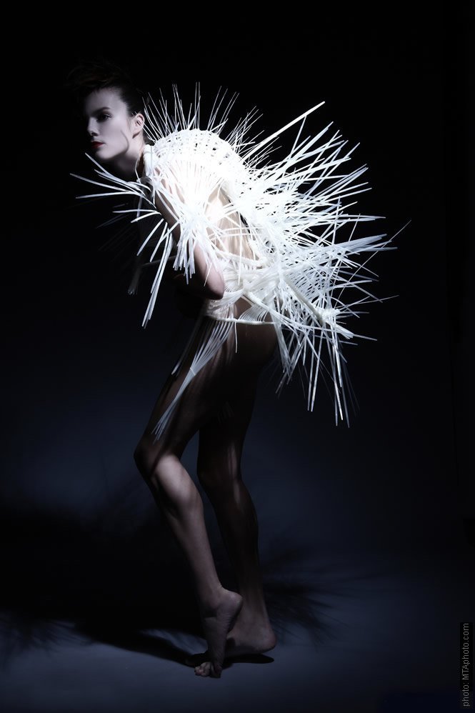 Sumi Tra My Nguyen, a formabontó divattervező - Divathírek -  - divattervező, kiállítás, Por-hüvely, Sumi Tra My Nguyen, 