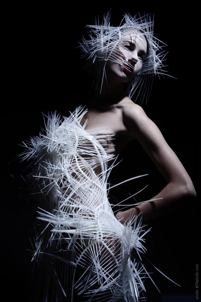 Sumi Tra My Nguyen, a formabontó divattervező - Divathírek -  - divattervező, kiállítás, Por-hüvely, Sumi Tra My Nguyen, 