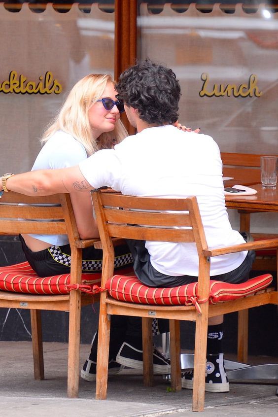 Joe Jones és Sophie Turner - A celebvilág kedvenc párja -  -  - celebek, joe jonas, sophie turner, sztárok, 