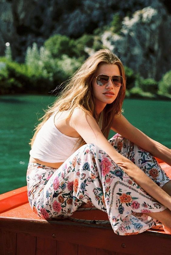 Stílusiskola: a legjobb outfit ötletek virágmintás nadrágokkal -  -  - divat, outfit, stílus, virág, 