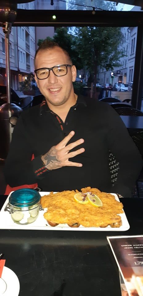 Curtis visszatért az utcára - Mindent a testnek - ÉN - Curtis, korps, lehetne újra február, nem maradok padlón, Publicum, Publicum Portrait, rap, Széki Attila, újpest, ultra not a bitch,