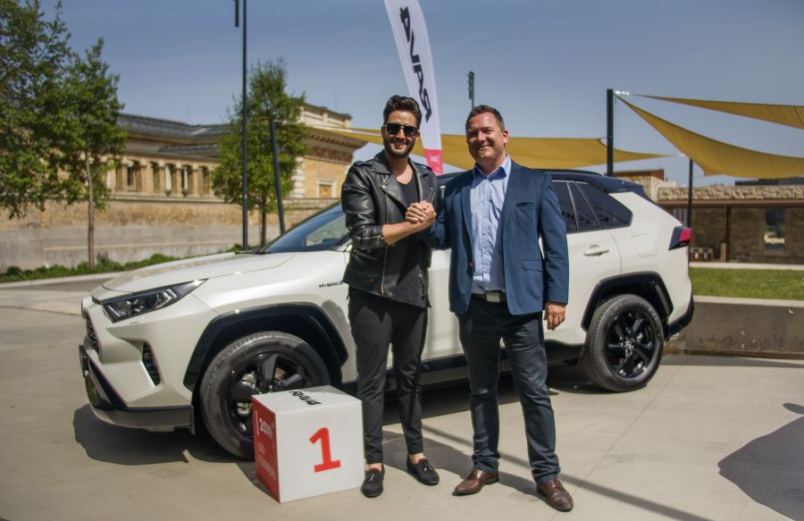 Király Viktor az elsők között váltott a vadonatúj hibrid Toyota RAV4-re - Autó & Motor - MOBILITY - király viktor, nagykövet, toyota, toyota rav4, 