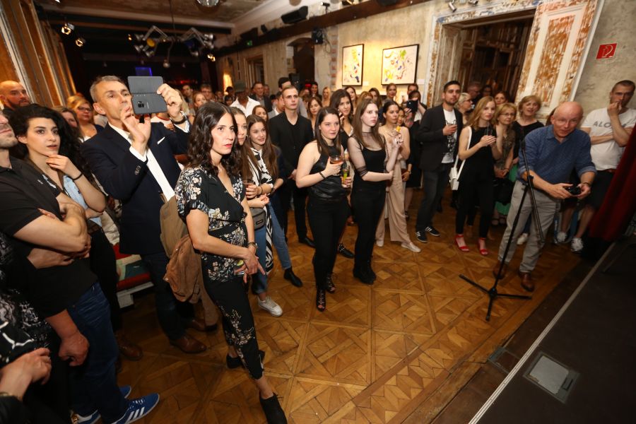 Érzelmeink és játszmáink elevenednek meg a most debütáló Haraszti Blanka mixed art alkotásain - STYLENEWS - Kultúra - bródy studios, festészet, haraszti blanka, kiállítás, 