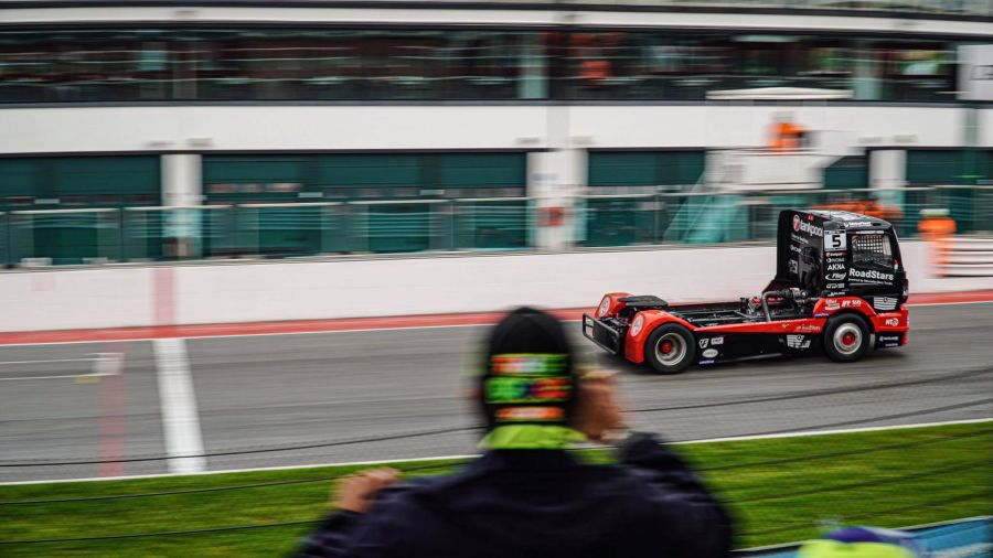 Dobogóval hálálná meg szurkolóinak a biztatást Kiss Norbert a Hungaroringen - Autó & Motor - MOBILITY - kamion, kamion eb, kiss norbi, verseny, 