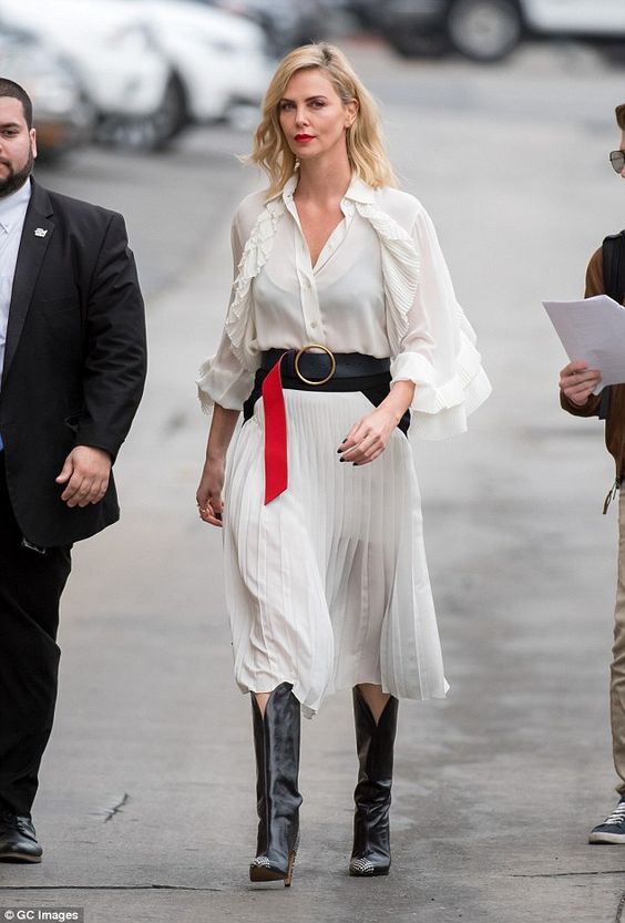 Top10: Charlize Theron lehegerlő stílusa -  -  - charlize theron, divat, stílus, színésznő, 