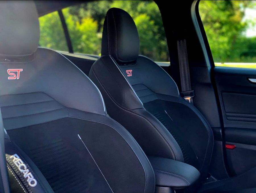 A bukósisak elengedhetetlen kellék – Ford Focus ST - Autó & Motor -  - focus, ford, st, teszt, 