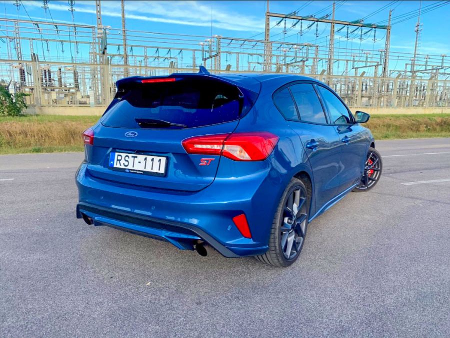 A bukósisak elengedhetetlen kellék – Ford Focus ST - Autó & Motor -  - focus, ford, st, teszt, 