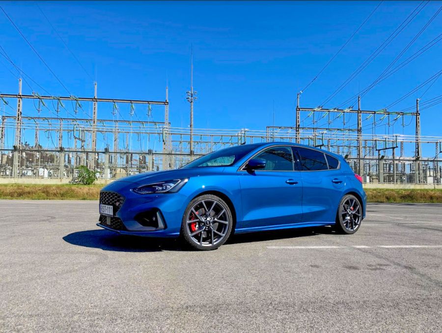 A bukósisak elengedhetetlen kellék – Ford Focus ST - Autó & Motor -  - focus, ford, st, teszt, 